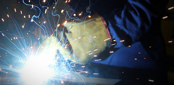 Elev som jobbar med svetsning på Industritraineeprogrammet på Siemens Energy, Curt Nicolin Gymnasiet i Finspång