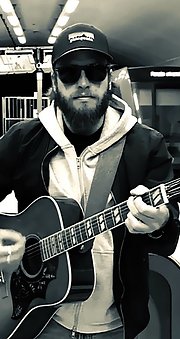 Kevin Edwards med band rockar loss på Cirkushörnan och Nytorgsfesten lördag 15 augusti 2026