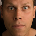 Lasse Nilsen kan bokas genom Funnybones Production