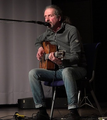 Coste Apetrea Trio bokar du genom Funnybones Production