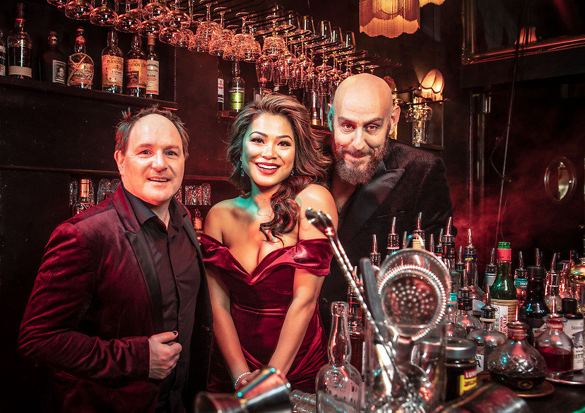 Morgan Alling tillsammans med Marsha Songcome och Fred Johanson som medverkar i Moulin Rouge på China Teatern hösten 2023