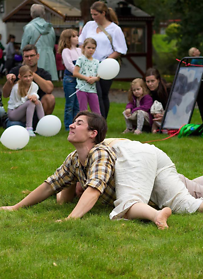 Funnybones Production presenterar Anna & Anna Grillar Korv!