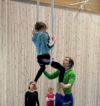 Cirkus-prova-på under Knivsta Nycirkusfestival 13 april 2024