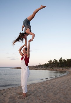 Funnybones Production presenterar Anna & Anna Grillar Korv!