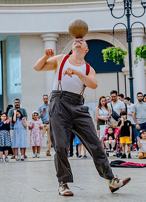 Victor Rubilar bokas genom Funnybones Production