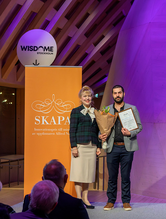 Tom Hedin tar emot priset för Unga Innovatörer som tilldelades Jacqueline Hedin