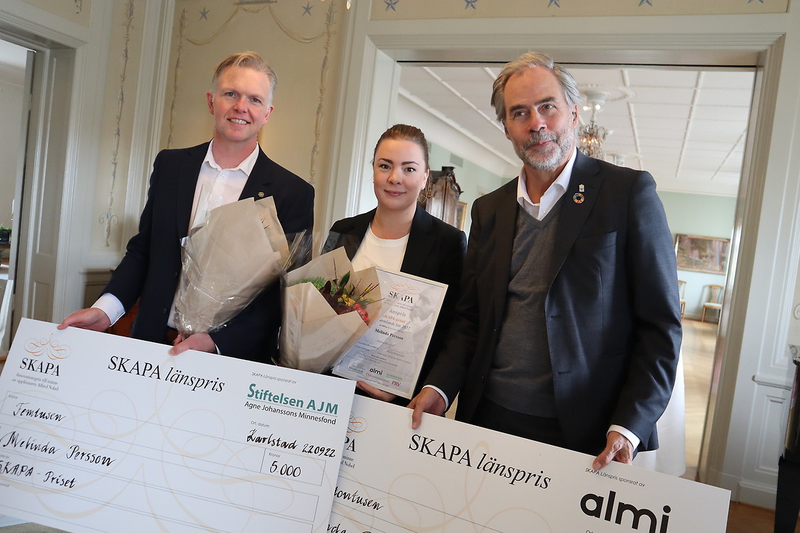 Vinnare av SKAPA-priset. Melinda Persson och Magnus Olsén, DIRI Safety Solutions tillsammans med landshövdingen.