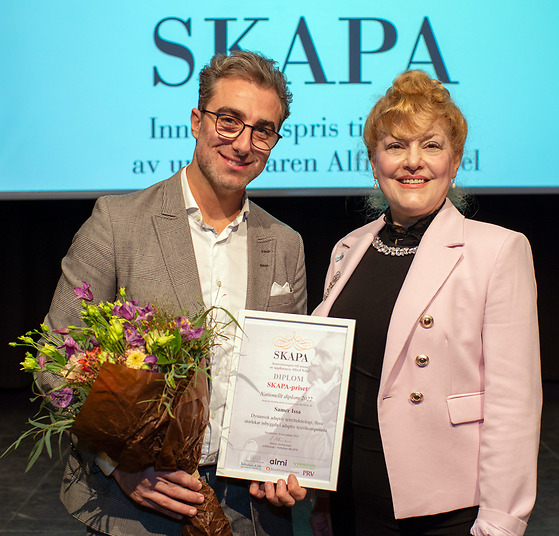 Vinnare Samer Issa från Västra Götalands län och  Stiftelsen SKAPAs ordförande Minoo Akhtarzand