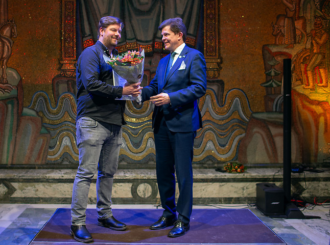 Vinnare Björn Holmström från Västra Götalands län och talmannen i Sveriges Riksdag Andreas Norlén