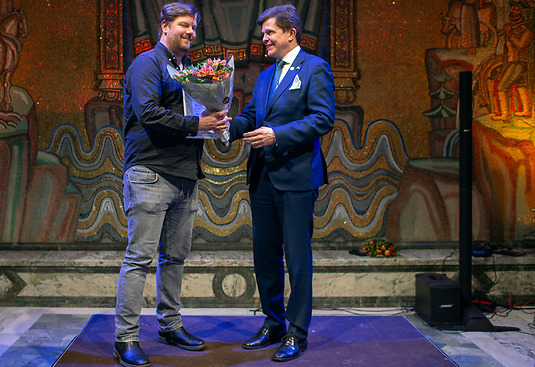 Björn Holmström, vinnare av SKAPA-priset 2023 och talman Anders Norlén.