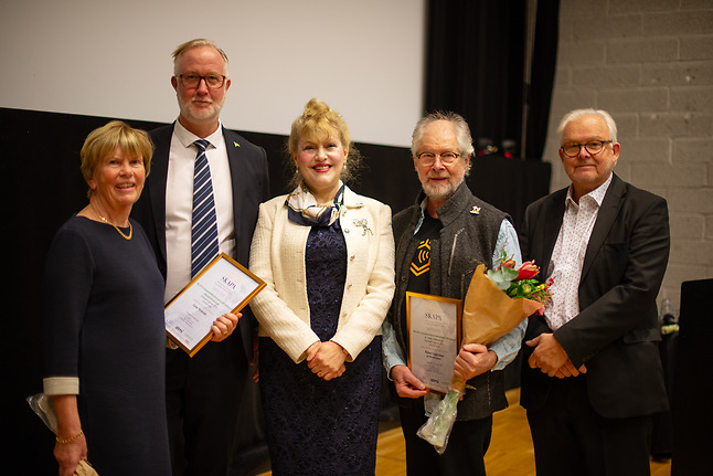 SKAPA-kommunikationspris till minne av Harald Romanus på 100 000 kr gick till Lena Nyström. Till höger är Björn Lagerman