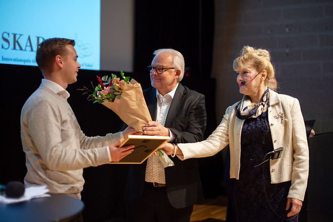 SKAPA-accelerationsstipendium för kvinnor till minne av Margareta Andersson. Priset tas emot av Ludvig Karlberg å Paula Runstens vägar.