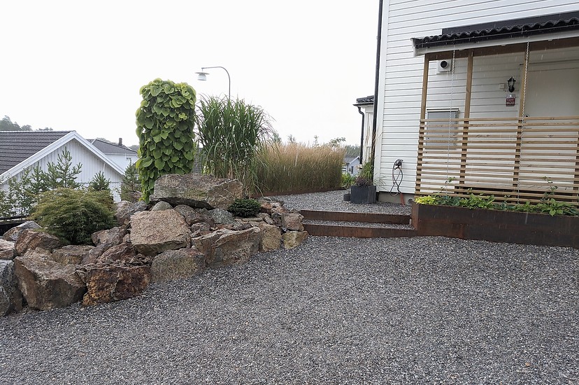 Cortentrappa och stenmur